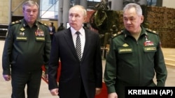 Владимир Путин в сопровождении министра обороны России Сергея Шойгу (справа) и начальника Генштаба Валерия Герасимова. Москва, Россия, 21 декабря 2021 года