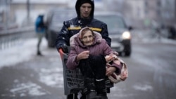 Пожилая женщина во время эвакуации из Ирпеня, Киевская область. 8 марта 2022 года. Фото: AP