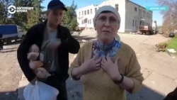 Жители поселка под Харьковом, которые потеряли жилье из-за войны, живут сообща в подвале и называют себя "семьей" Жители поселка под Харьковом, которые потеряли жилье из-за войны, живут сообща в подвале и называют себя "семьей"