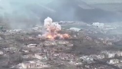 "Их подвозят, наверное, электричками или поездами". Украинские военные рассказывают об атаках россиян в Бахмуте "Их подвозят, наверное, электричками или поездами". Украинские военные рассказывают об атаках россиян в Бахмуте