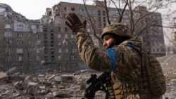 Украинский военный в Мариуполе 12 марта 2022.