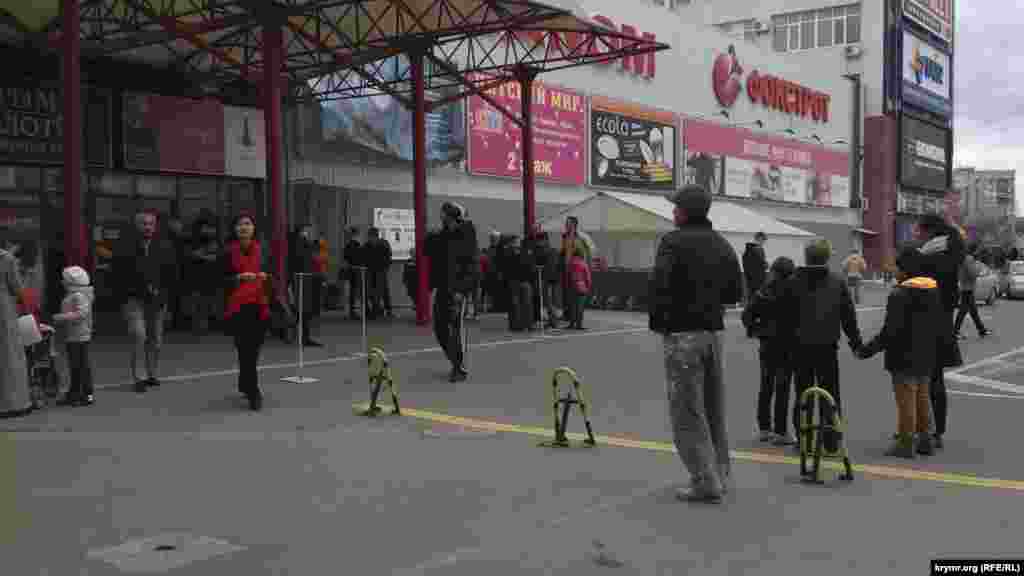 Симферопольский  торговый центр временно закрыт из-за нехватки электроснабжения. Охранники не могут ответить на вопрос, как долго не будет работать магазин