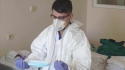 Как выглядит один день из жизни врача, лечащего инфицированных COVID-19 Как выглядит один день из жизни врача, лечащего инфицированных COVID-19