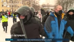 Полицейский тычет дубинкой в лицо корреспонденту Настоящего Времени Полицейский тычет дубинкой в лицо корреспонденту Настоящего Времени