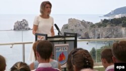 Официальный представитель МИД РФ Мария Захарова выступает перед детьми в "Артеке" после аннексии Крыма