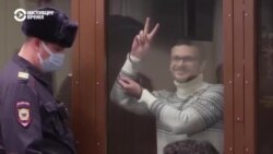 Как выносили приговор Илье Яшину за рассказ о военных преступлениях россиян в Буче Как выносили приговор Илье Яшину за рассказ о военных преступлениях россиян в Буче