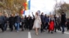 Формально протесты не касаются войны в Украине. Но протестующие выступают за сближение Молдовы с Россией и требуют, чтобы их страну не втягивали в конфликт