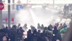 Водометы и светошумовые гранаты: столкновения мигрантов и польских пограничников 16 ноября Водометы и светошумовые гранаты: столкновения мигрантов и польских пограничников 16 ноября