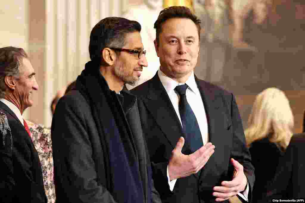 Маск и CEO Google Сундар Пичаи.  Также в зале были владелец Facebook Марк Цукерберг и генеральный директор Apple Тим Кук.