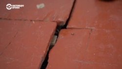 "Школа вот-вот развалится. С потолка свисают балки, падает штукатурка. Мы все время боимся, что потолок обрушится"  "Школа вот-вот развалится. С потолка свисают балки, падает штукатурка. Мы все время боимся, что потолок обрушится"