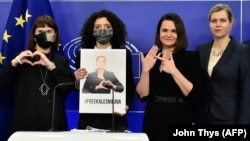 Слева направо: Ольга Ковалькова, Татьяна Хомич, сестра Марии Колесниковой, Светлана Тихановская, Вероника Цепкало на церемонии награждения премии имени Андрея Сахарова "За свободу мысли" в Брюсселе, 16 декабря 2020 года