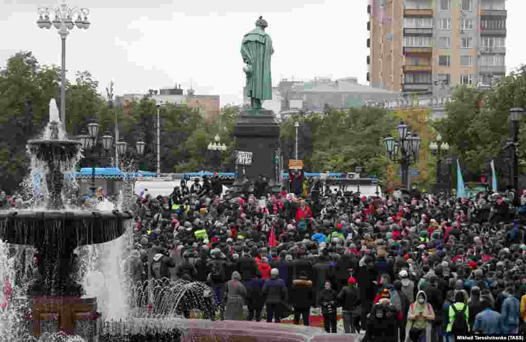 По оценке полиции, на Пушкинскую вышли около 400 человек. СМИ и наблюдатели пишут, что в 2,5 раза больше