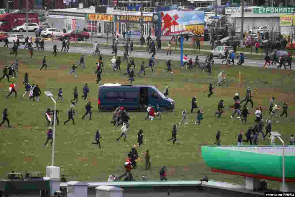 Микроавтобусы силовиков на большой скорости догоняли людей, слышались выстрелы и взрывы. Десятки человек были задержаны прямо в поле