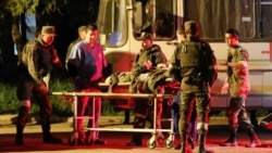 Раненого военного из "Азовстали" забирают на автобусе, 16 мая 2022