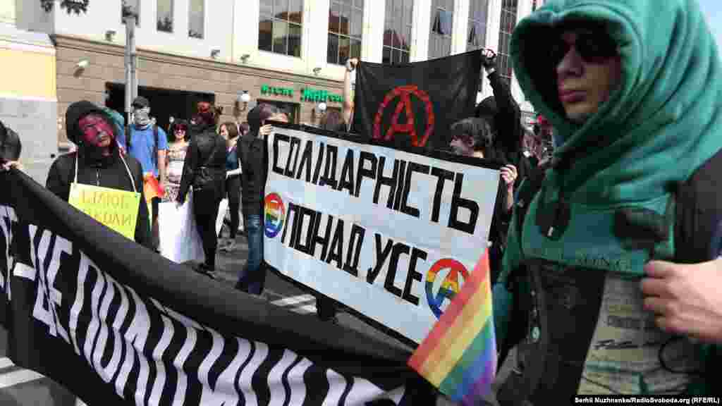 Двое полицейских получили легкие травмы