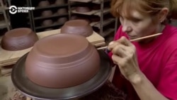 "Работаем, платим, как можем, налоги". В Славянске гончарный цех не остановил работу под обстрелами "Работаем, платим, как можем, налоги". В Славянске гончарный цех не остановил работу под обстрелами