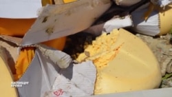 Хамон и пармезан - на прилавках рынков, несмотря на санкции. Репортаж "НВ" из Москвы Хамон и пармезан - на прилавках рынков, несмотря на санкции. Репортаж "НВ" из Москвы