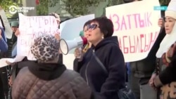 В Бишкеке около 30 человек требовали принять закон об "иноагентах". Говорить с журналистами они отказывались и закрывали лица В Бишкеке около 30 человек требовали принять закон об "иноагентах". Говорить с журналистами они отказывались и закрывали лица