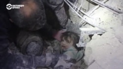 В Турции продолжают извлекать людей из-под завалов  В Турции продолжают извлекать людей из-под завалов