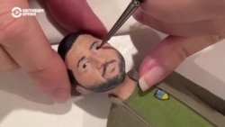 В Нью-Йорке игрушечный Владимир Зеленский собирает средства для украинских беженцев  В Нью-Йорке игрушечный Владимир Зеленский собирает средства для украинских беженцев