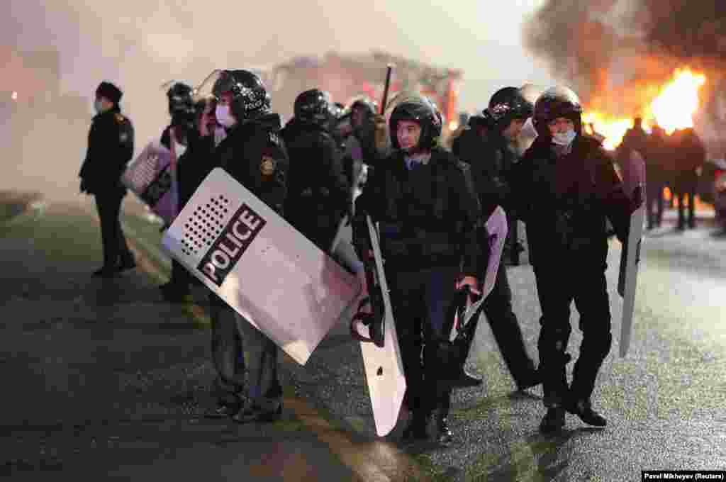 По официальным данным, которые поступили в 16:00 по местному времени, в Алматы сожжено 120 машин, 33 машины принадлежали силовикам. Избиты более 500 гражданских лиц. Независимого подтверждения у этих данных нет