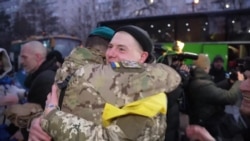 В Украину вернулись 150 военных, захваченных Россией в плен: некоторые были в заключении почти три года В Украину вернулись 150 военных, захваченных Россией в плен: некоторые были в заключении почти три года