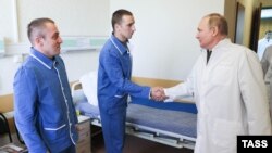 Путин встречается с раненными в Украине военными