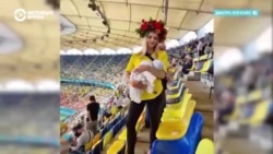 Семья из Украины путешествует за сборной по футболу вместе с полуторамесячным сыном Семья из Украины путешествует за сборной по футболу вместе с полуторамесячным сыном