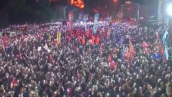 В Турции протесты после задержания оппозиционного мэра Стамбула — несмотря на запрет митингов властями В Турции протесты после задержания оппозиционного мэра Стамбула — несмотря на запрет митингов властями