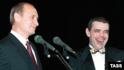 Президент России Владимир Путин поздравляет Константина Райкина с 50-летием, 9 июля 2000