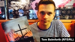 Оппозиционер Илья Яшин с отпечатанным докладом Бориса Немцова "Путин. Война"