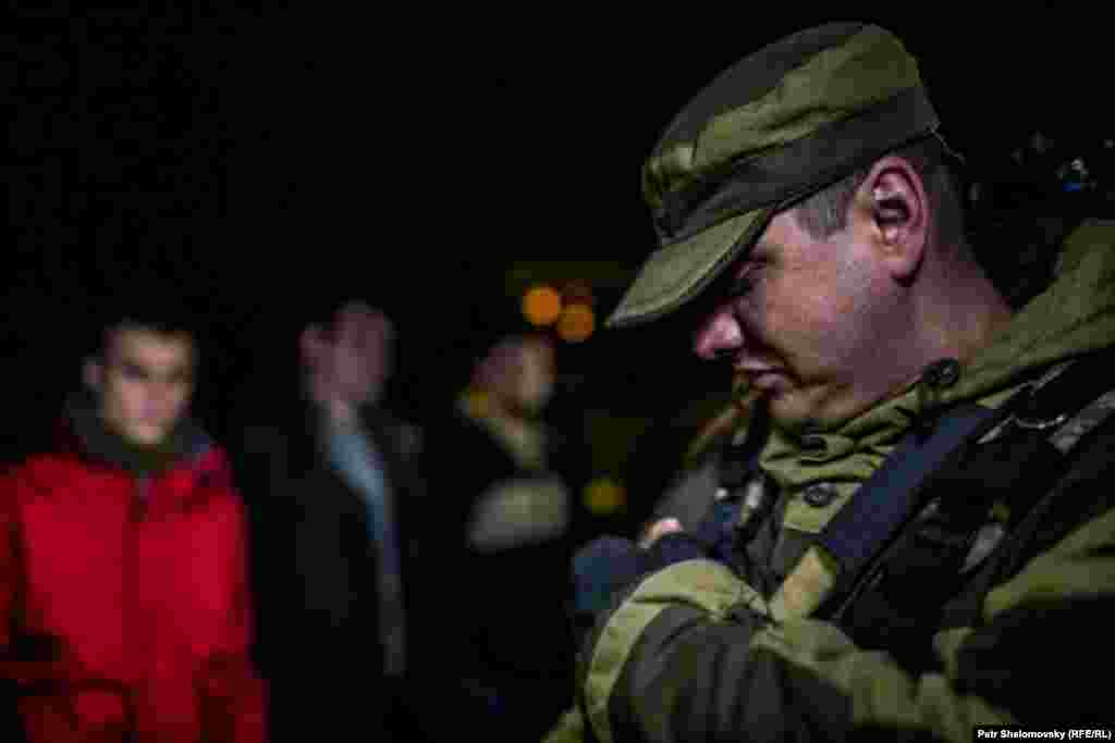 Донецк, обмен пленными между сепаратистами "ДНР" и киевскими силовиками, представители "ДНР" отпустили 16 человек. Фото Петр Шеломовский, "Настоящее время" 