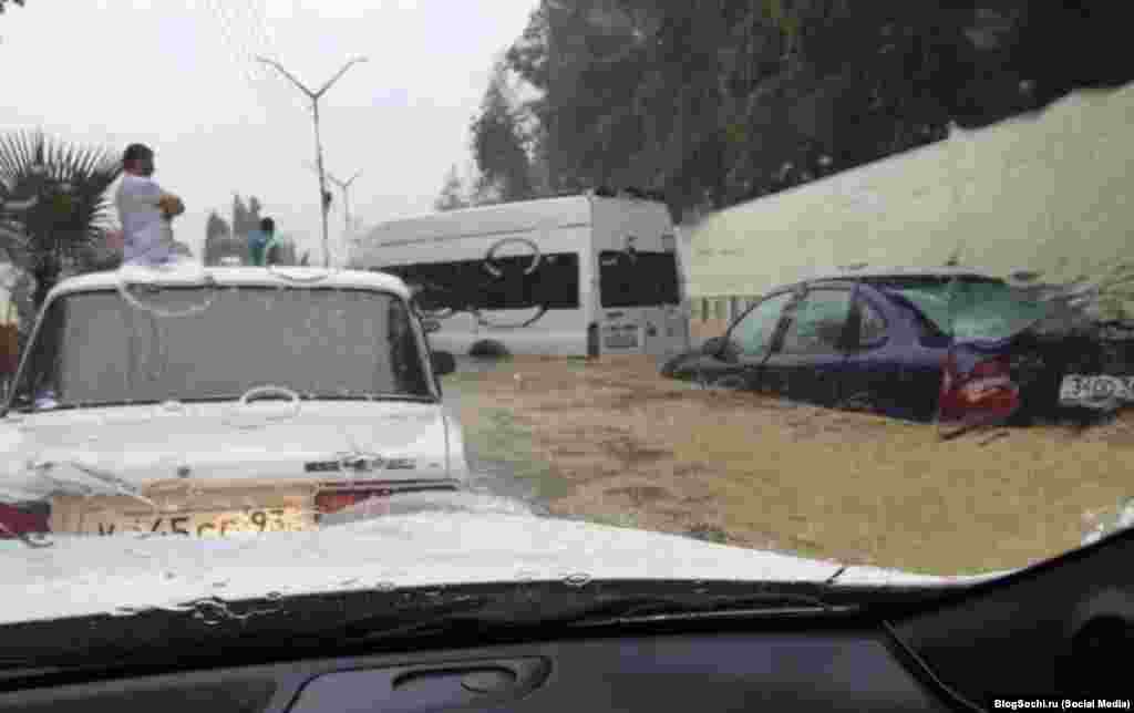  Вода на подъезде к Ж/Д вокзалу "Адлер"