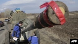 Миссия ОБСЕ инспектирует отвод вооружений в Соледаре, Донецкая область