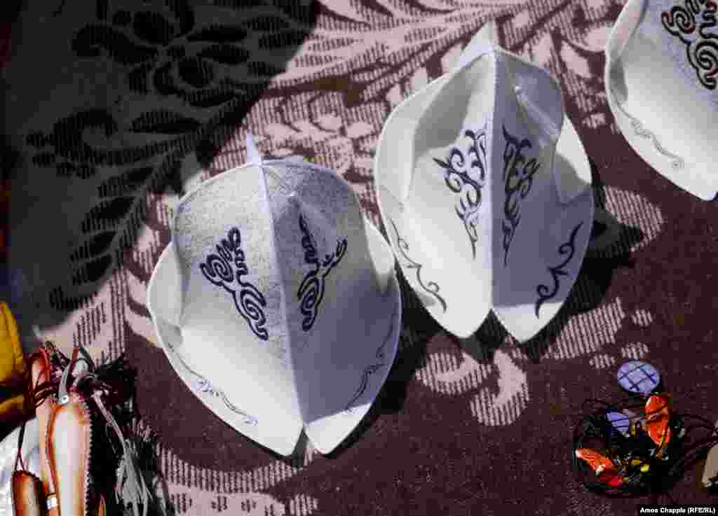 И, конечно же, жителей Кыргызстана невозможно представить без традиционного головного убора – белого войлочного колпака. "Это универсальный головной убор: в жару защищает от солнца, а в дождь – от влаги", – пишет фотограф