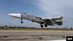 Российский Су-24M на военной базе в Латакии, 22 октября 2015