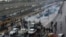 Протестующие против повышения цен на газ на эстакаде в Тегеране 16 ноября 2019