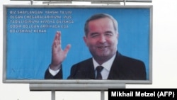 Плакат с изображением Каримова в Андижане