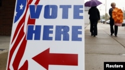 Табличка с надписью "Голосуем тут"