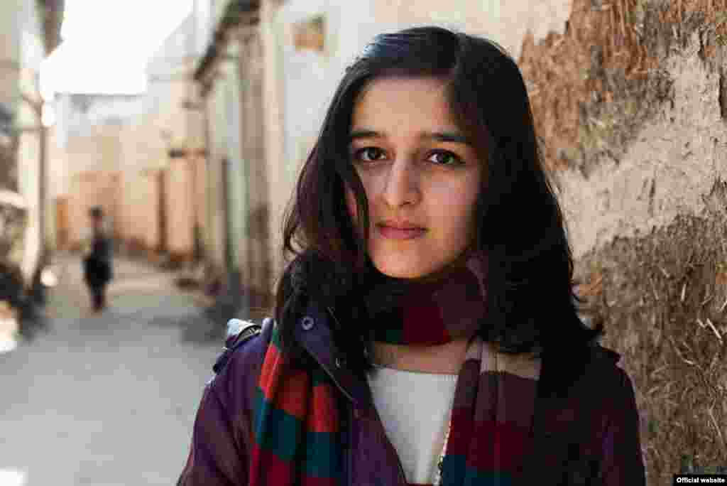 Молодая женщина из Бухары, Узбекистан, фотопроект "Атлас красоты" (Atlas of Beauty) Микаэлы Норок (Mihaela Noroc) 