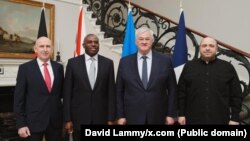 Министр обороны Великобритании Джон Хили, министр иностранных дел Великобритании Дэвид Лэмми, министр иностранных дел Украины Андрей Сибига и министр обороны Украины Рустем Умеров после переговоров в Лондоне 23 апреля 2025 года