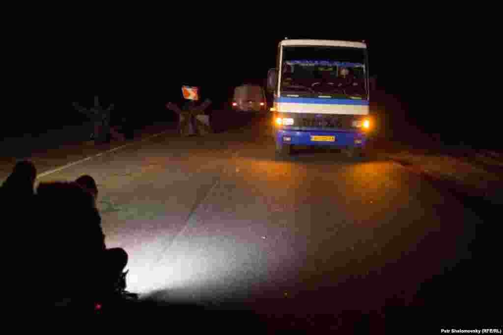 Донецк, обмен пленными между сепаратистами "ДНР" и киевскими силовиками, представители "ДНР" отпустили 16 человек. Фото Петр Шеломовский, "Настоящее время" 