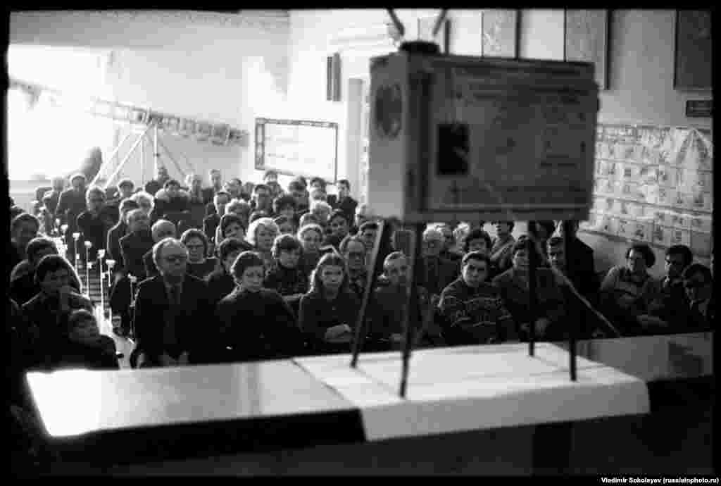 Похороны Генерального секретаря ЦК КПСС Юрия Андропова транслируются в городском клубе Новокузнецка в 1984 году. Между 1982 и 1985 годами в СССР умерли сразу трое престарелых генсеков