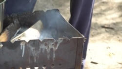 Жители домов в Балашихе, разоренные криптофермой, готовят еду на костре Жители домов в Балашихе, разоренные криптофермой, готовят еду на костре