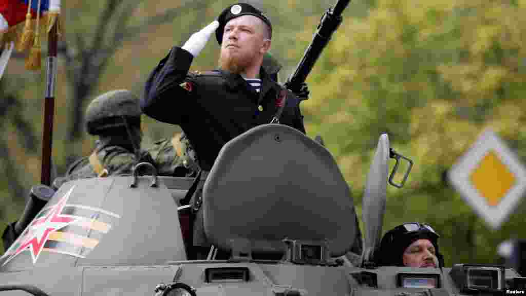 Полевой командир сепаратистов так называемой Донецкой народной республики Арсен Арсен Павлов "Моторола" на параде в честь Дня Победы в Донецке в 2016 году. Моторола, гражданин России, был одним из самых одиозных лидеров пророссийских боевиков в Донбассе. Правозащитники обвиняли его в пытках захваченных украинских военных и убийстве пленного защитника донецкого аэропорта Игоря Брановицкого, а руководство сепаратистов за эти "подвиги" наградило его Георгиевским крестом. Через несколько месяцев после этого парада, в октябре того же 2016 года, Моторола будет убит в Донецке взрывом в лифте собственного дома 