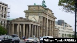 Берлин. У Бранденбургских ворот