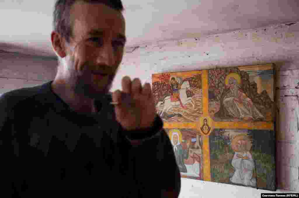 Мастерская Терентьева. На заднем плане – икона с избранными святыми, написанная на сшитом холсте. Иконы художник не продает, картины изредка покупают давние знакомые. Денег на новые холсты, краски и кисти, как правило, нет  