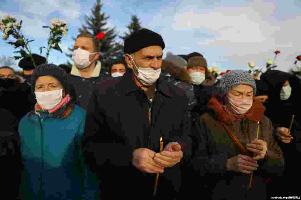 Перед тем как выйти во двор, Бондаренко написал в соцсетях: "Я выхожу". Эта фраза стала одним из символов белорусского протеста и появилась почти на всех мемориалах погибшего минчанина