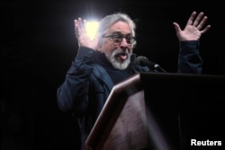 голливудский актер Роберт Дениро во время речи на акции протеста в Нью-Йорке