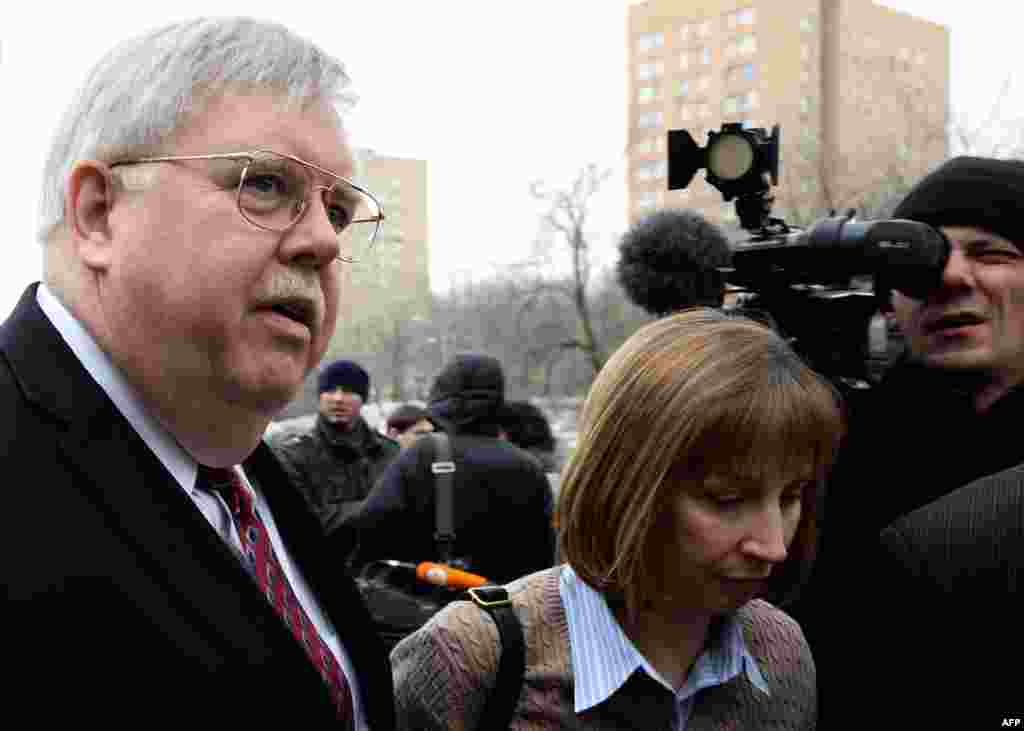 Посол США Джон Тефт с супругой на церемонии прощания с Борисом Немцовым в Сахаровском Центре в Москве 